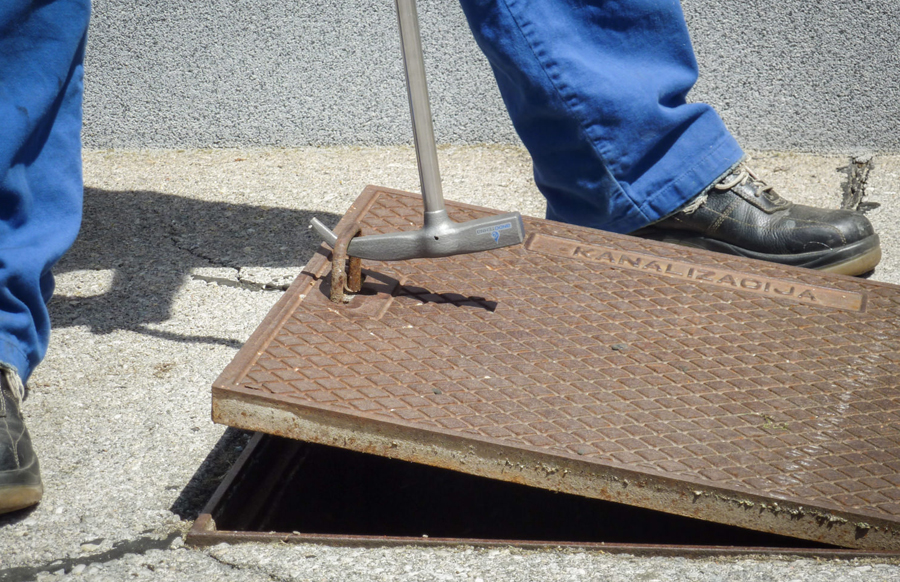 Questo strumento rende particolarmente agevole il sollevamento di chiusini grazie ad un magnete / The magnet allows an easy lift of the manhole cover.