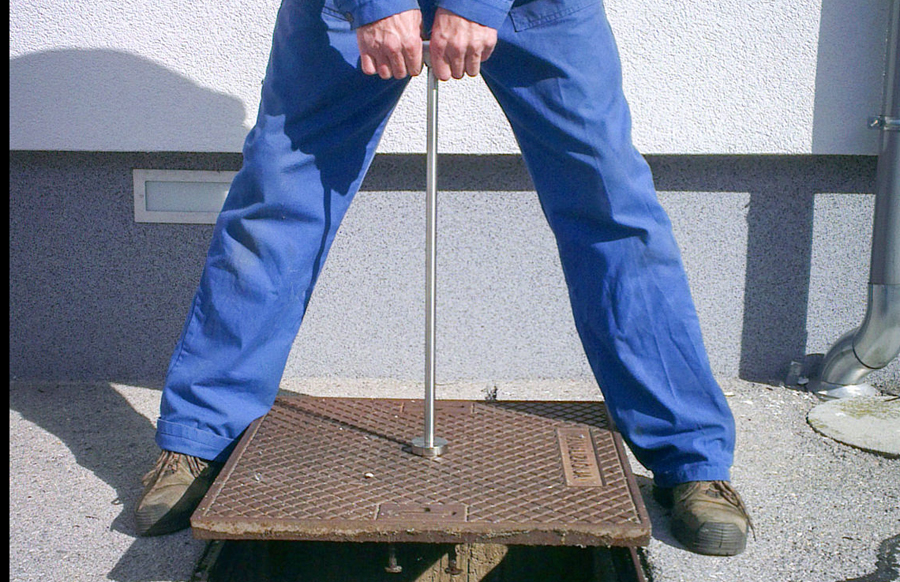 Questo strumento rende particolarmente agevole il sollevamento di chiusini grazie ad un magnete / The magnet allows an easy lift of the manhole cover.